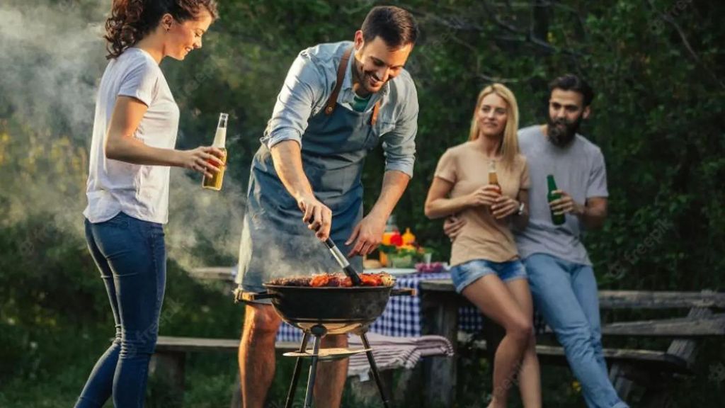 Un grupo de personas hace una barbacoa / Freepik