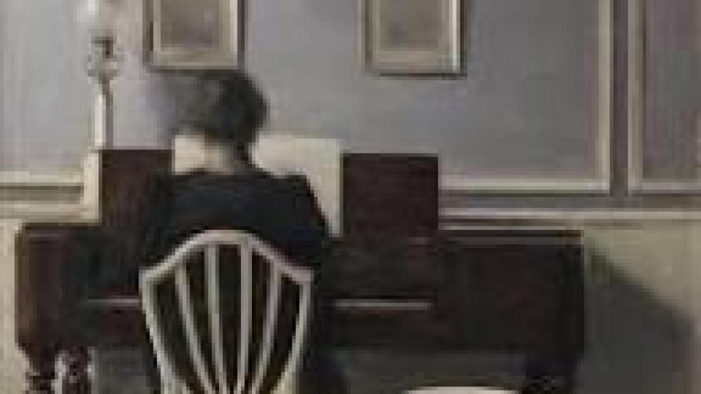 Interior con mujer al piano