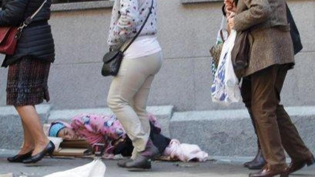 Una jove dormint en un carrer.