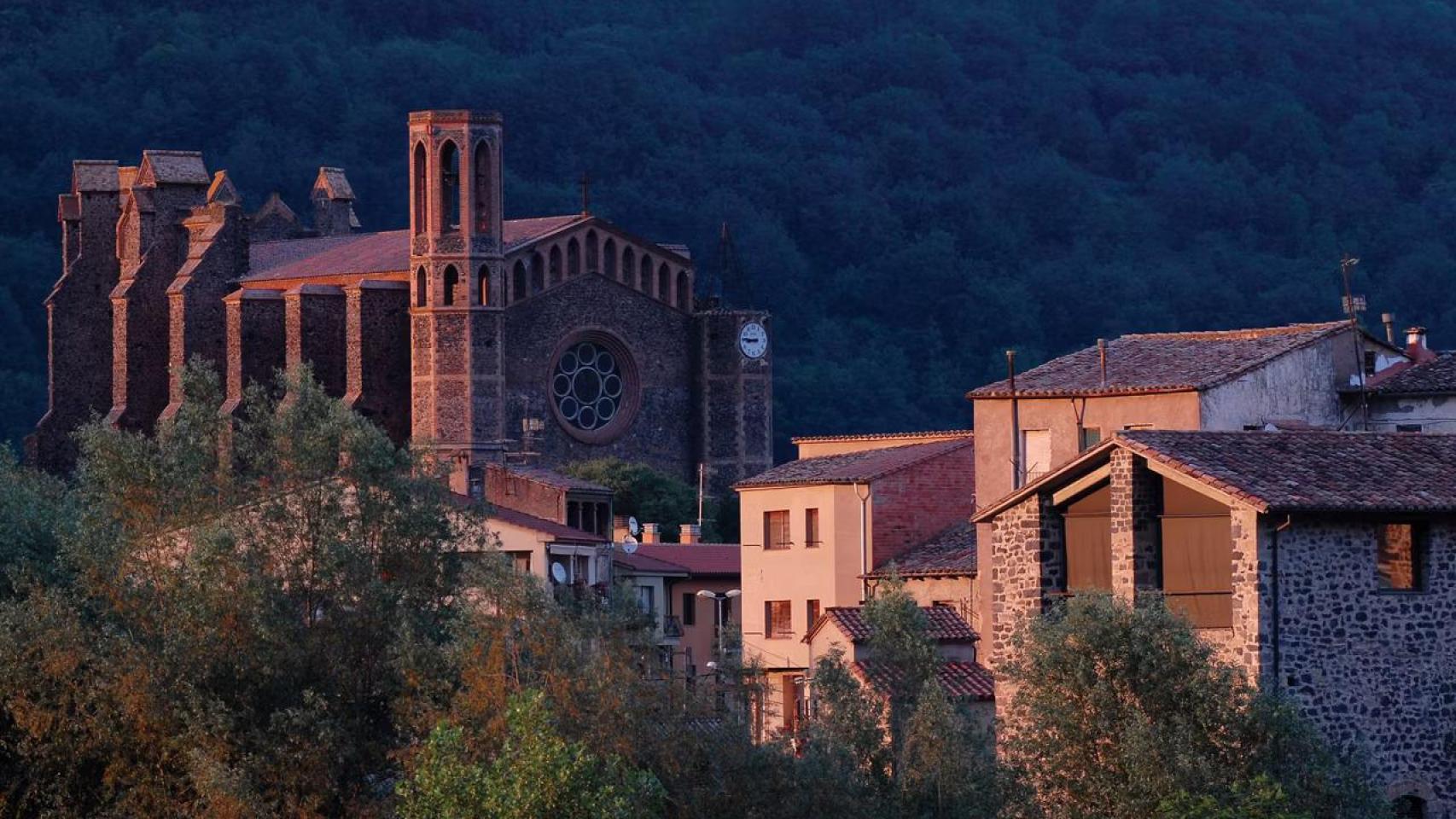 La iglesia roja de la Garrotxa: del siglo XII, románica y resistente a los terremoto