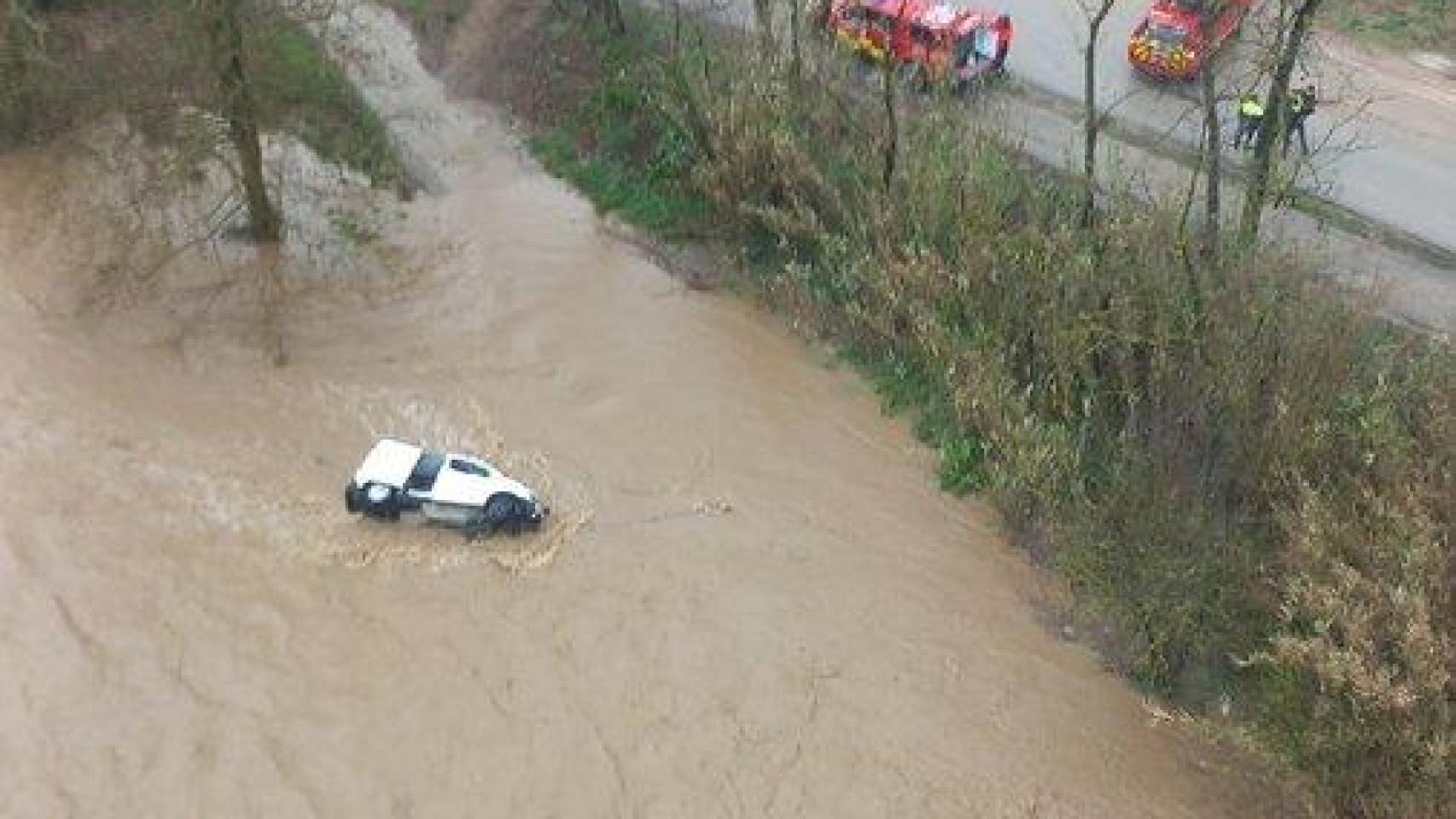 Coche inundado en una riera en Llinars del Vallès