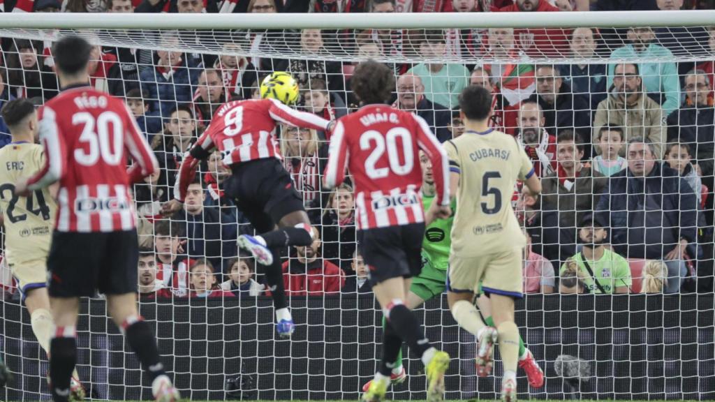 Iñaki Williams remata de cap a porta