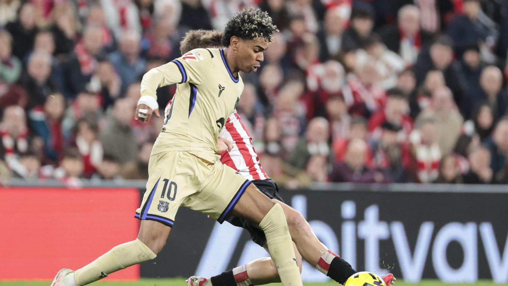 Lamine Yamal conduce el balón en el Athletic Club-Barça