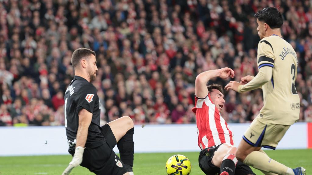 Joao Cancelo encara a Unai Simón en el Athletic Club-Barça