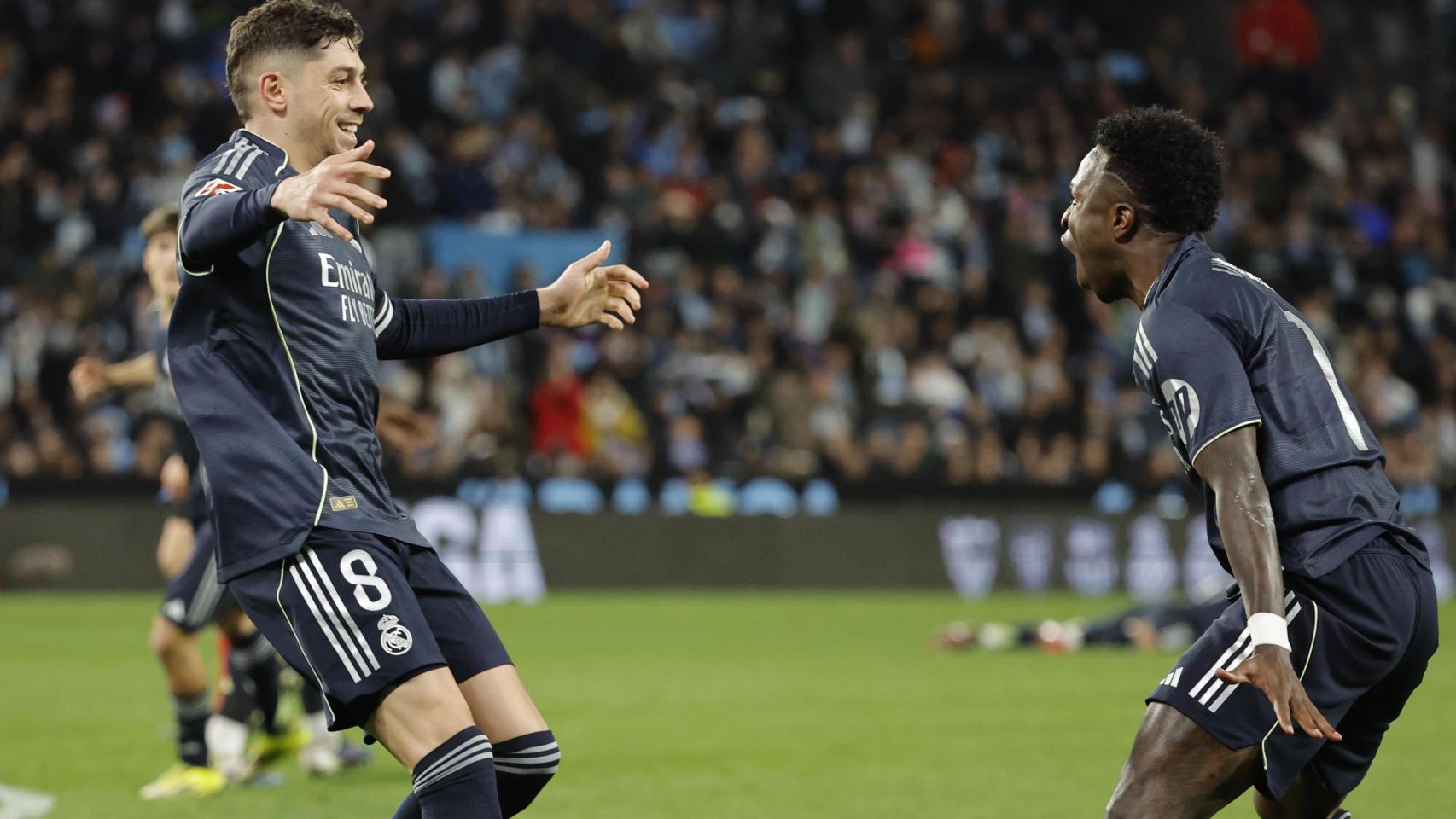 Fede Valverde celebra su gol de la victoria en el Celta-Real Madrid con Vinicius Jr