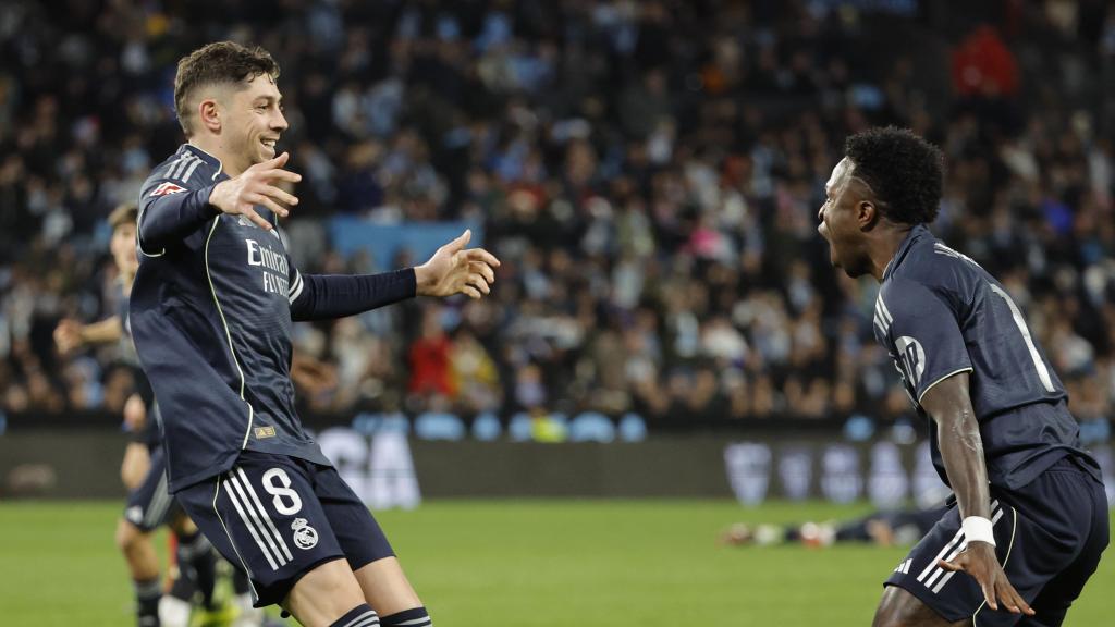 Fede Valverde celebra su gol de la victoria en el Celta-Real Madrid con Vinicius Jr