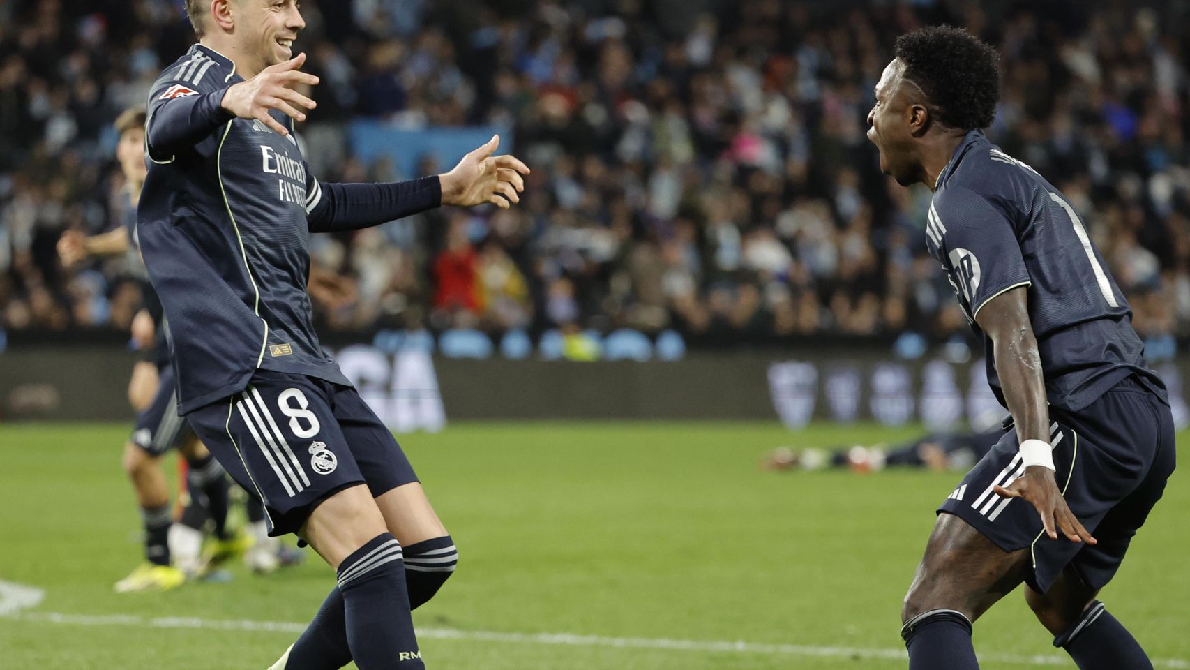 Fede Valverde celebra su gol de la victoria en el Celta-Real Madrid con Vinicius Jr