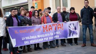 Decenas de personas durante un minuto de silencio por la presunta muerte de una mujer a manos de su pareja, a 10 de marzo de 2025, en Blanes