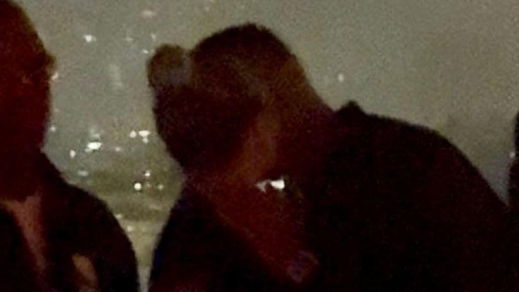 Ester Expósito i Kylian Mbappé es fan un petó, de sopar romàntic a París