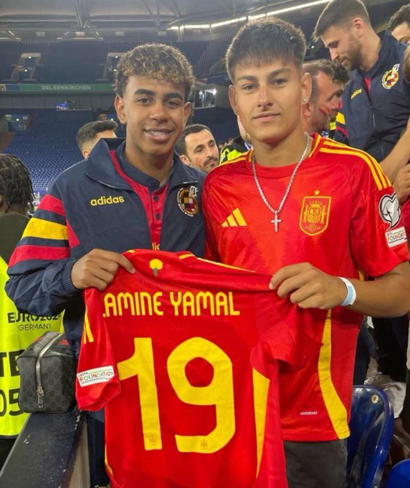 Lamine Yamal, durante un partido con la selección española, con su amigo Brian Fariñas