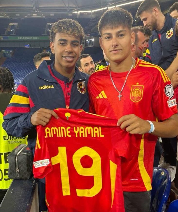 Lamine Yamal, durant un partit amb la selecció espanyola, amb el seu amic Brian Fariñas