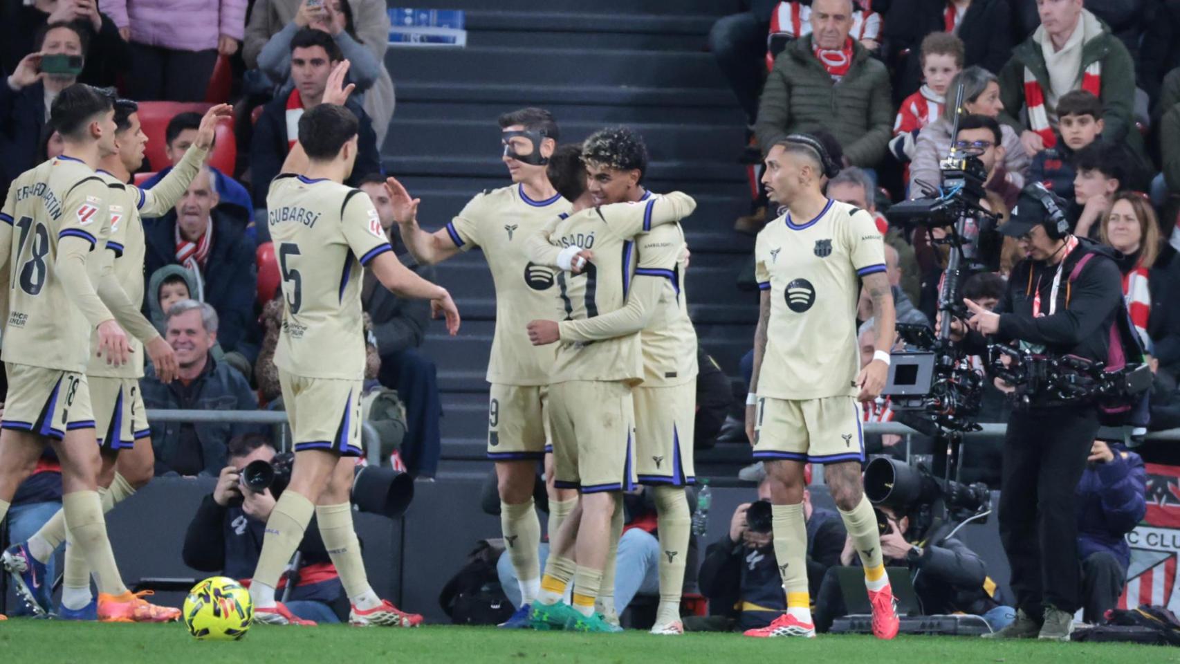 Los jugadores del Barça celebran el gol de Lamine al Athletic