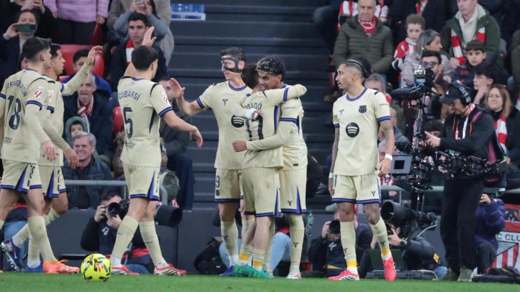 Los jugadores del Barça celebran el gol de Lamine al Athletic