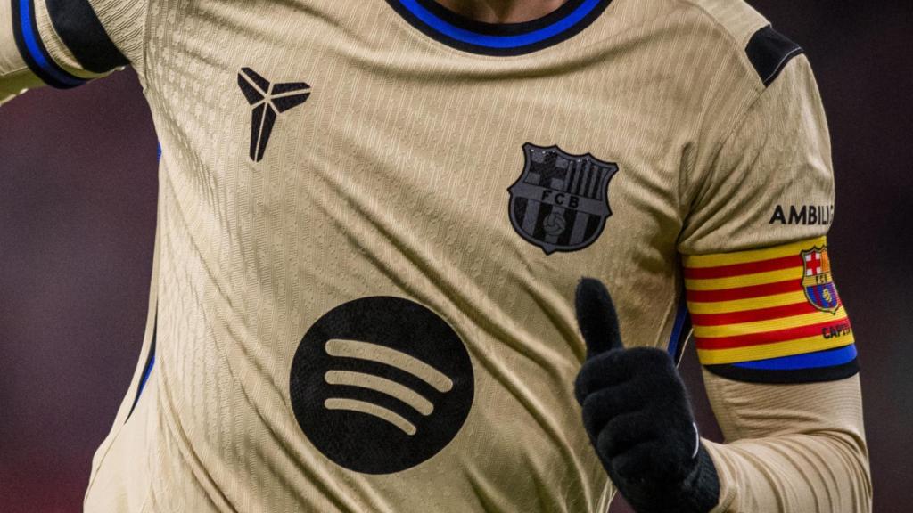 Pedri, con el brazalete de capitán, en el Athletic Club-Barça