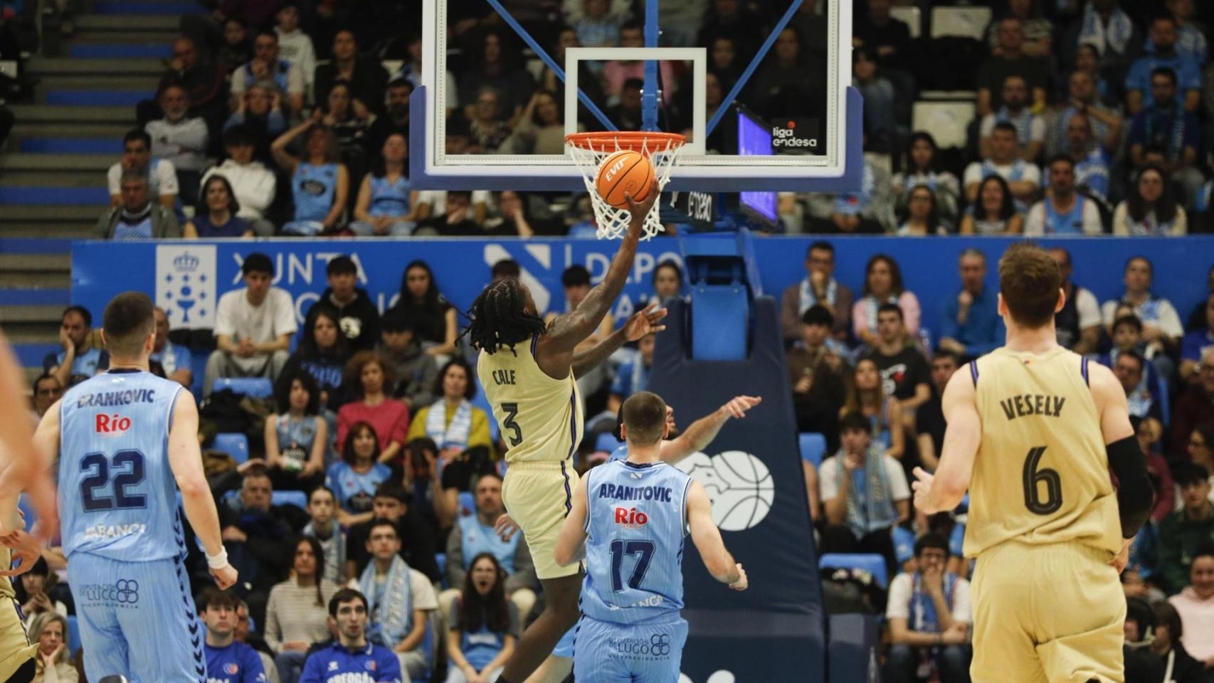 Myles Cale entra a canasta ante Breogán