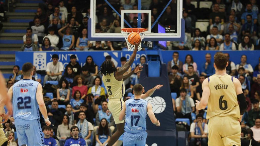 Myles Cale entra a canasta ante Breogán