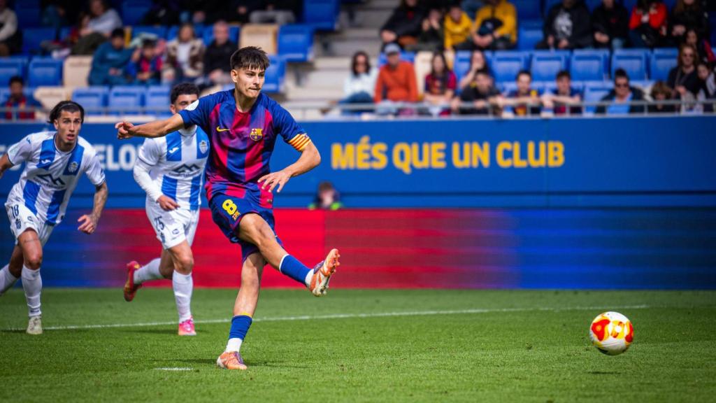Brian Fariñas marca el penal de l'empat en el Barça B-Atlético Baleares