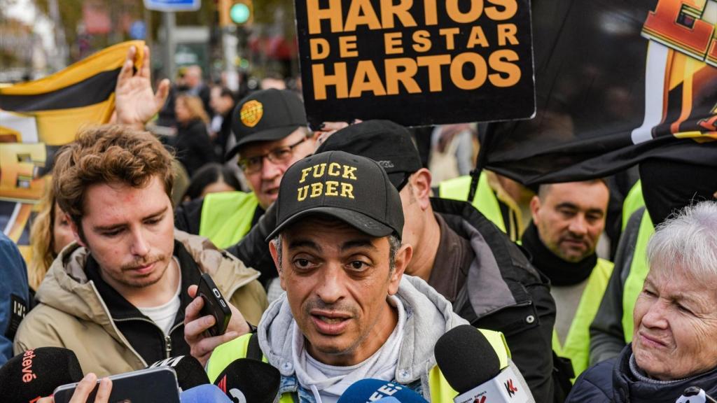 El portavoz de Élite Taxi, Tito Álvarez, atiende a los medios durante una marcha lenta, a 9 de diciembre de 2025, en Barcelona, Catalunya