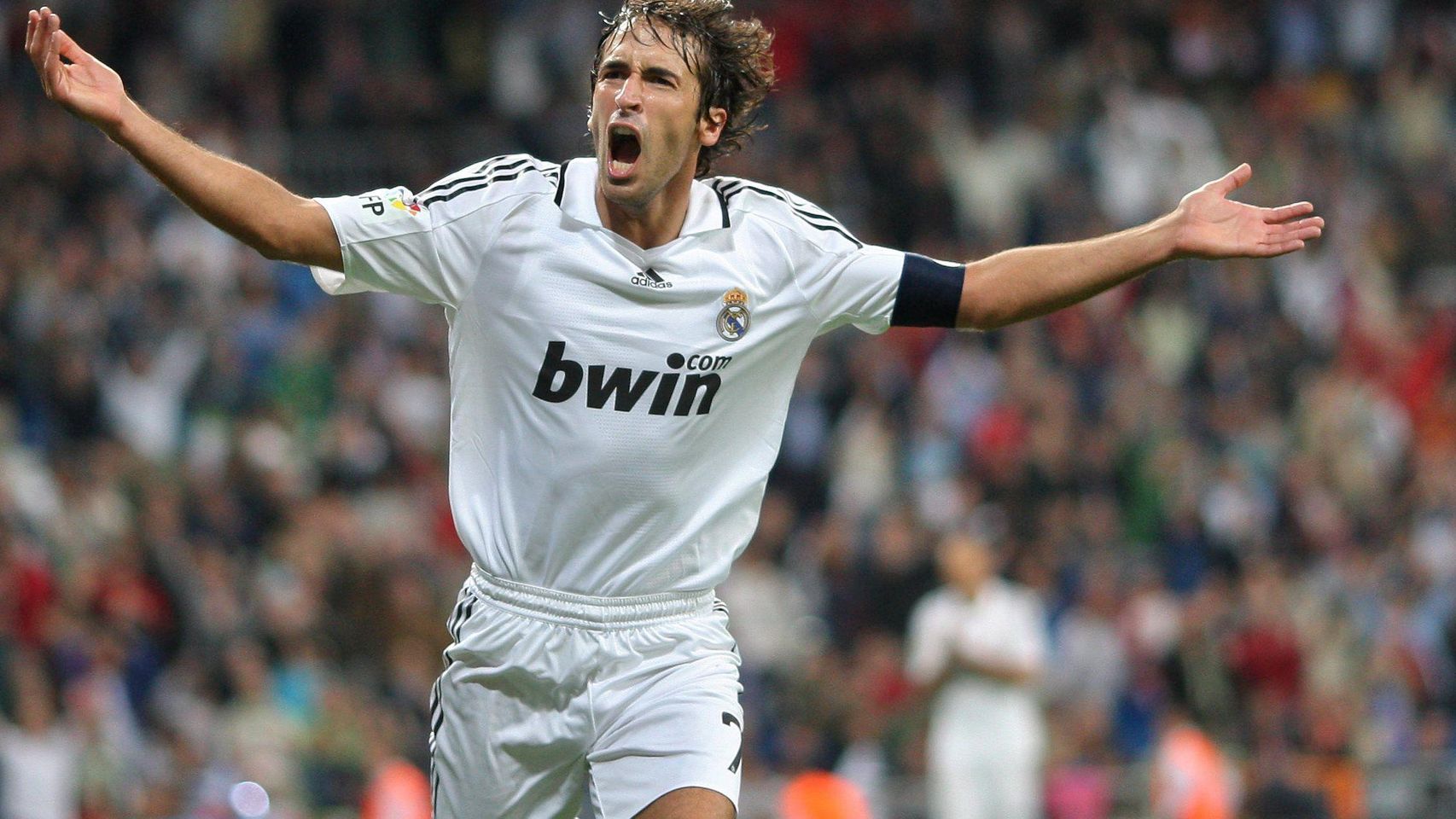 Raúl celebra un gol con el Real Madrid