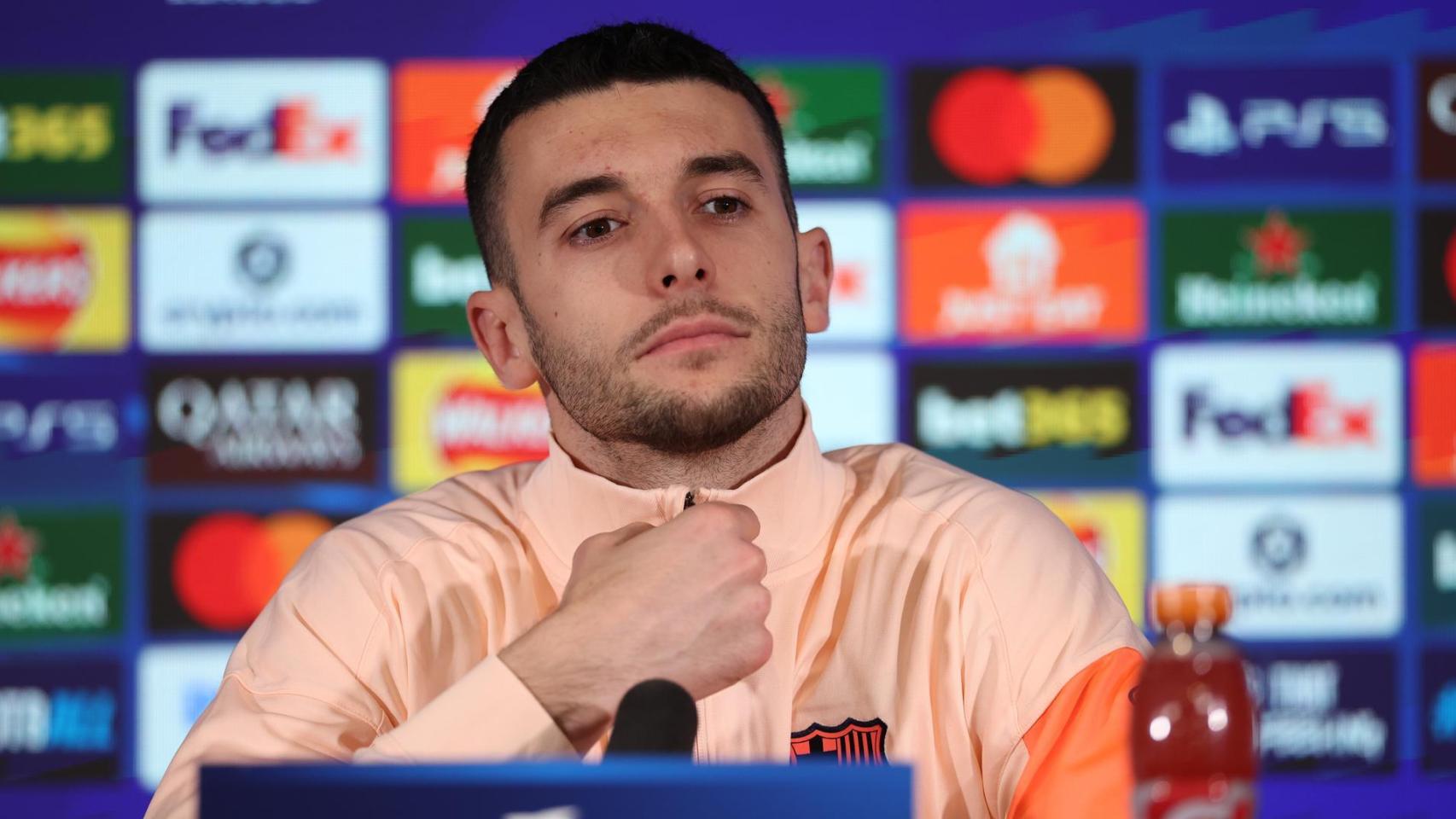 Joan García atiende a los medios de comunicación antes del Newcastle-Barça