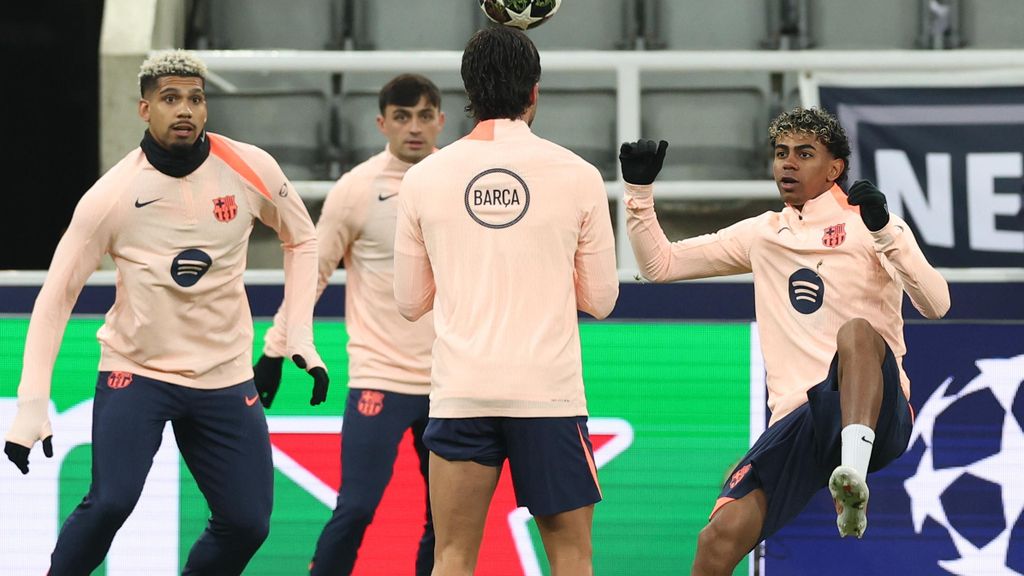 Ronald Araujo, Pedri, Ferran Torres y Lamine Yamal realizan un rondo en el entrenamiento previo al Newcastle-Barça