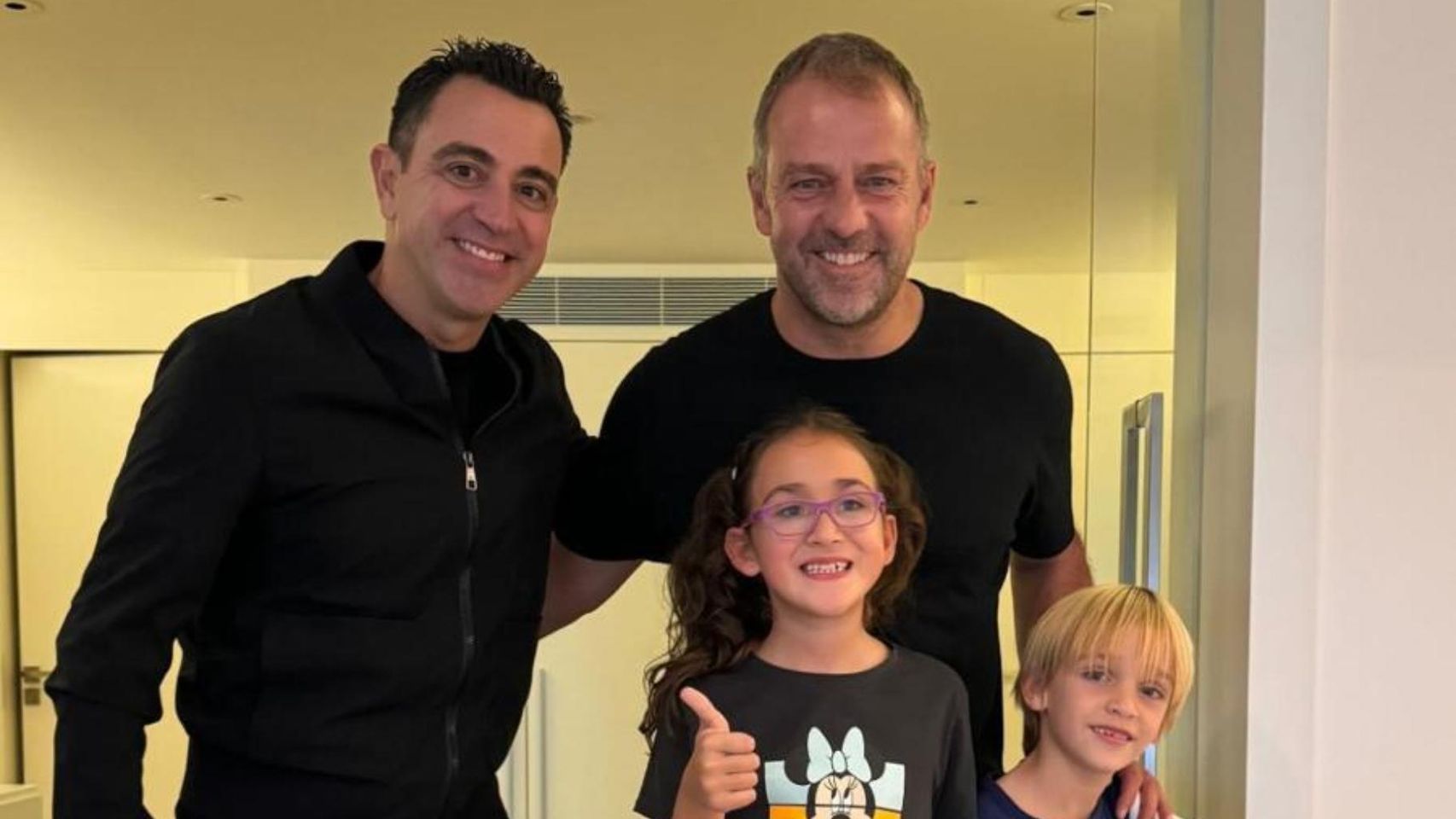 Hansi Flick visita la casa de Xavi Hernández en octubre de 2024