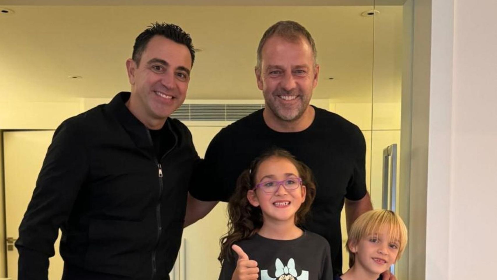 Hansi Flick visita la casa de Xavi Hernández en octubre de 2024