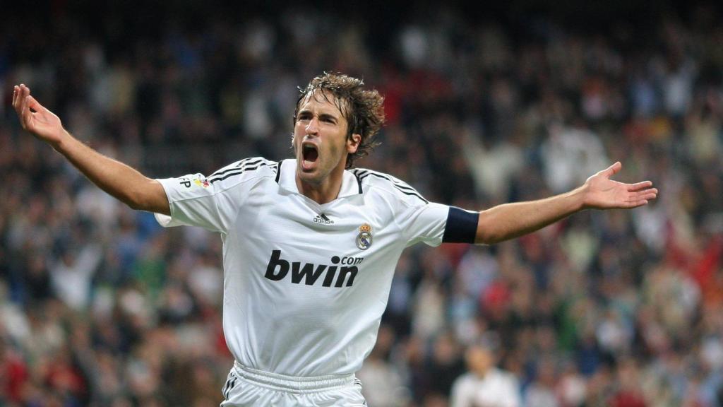 Raúl celebra un gol con el Real Madrid