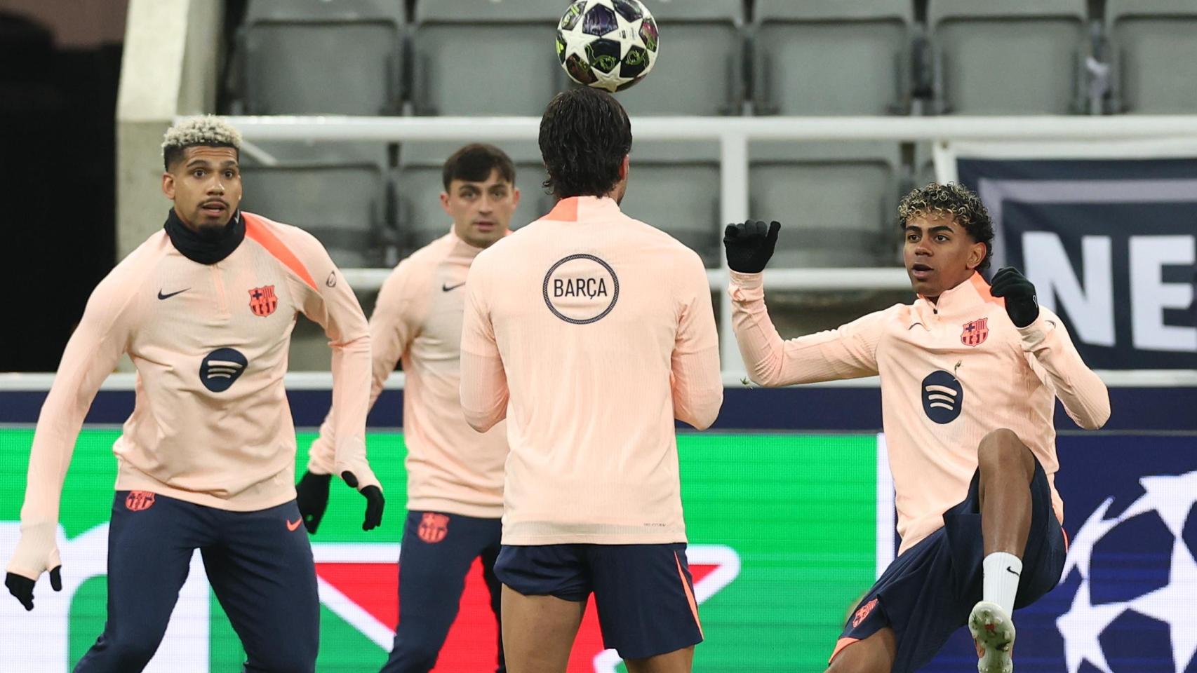 Ronald Araujo, Pedri, Ferran Torres y Lamine Yamal realizan un rondo en el entrenamiento previo al Newcastle-Barça