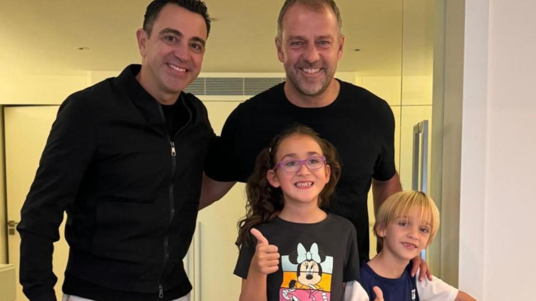 Hansi Flick visita la casa de Xavi Hernández en octubre de 2024