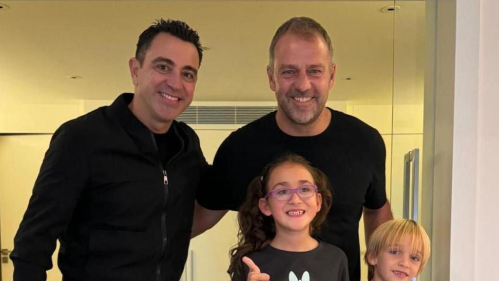 Hansi Flick visita la casa de Xavi Hernández en octubre de 2024