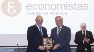 El Colegio de Economistas de Valencia (COEV), entregando al presidente de Banco Sabadell, Josep Oliu, el galardón 'Directivo del Año' 2025