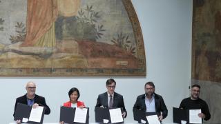 Firma del acuerdo educativo con UGT y CCOO entre el presidente de la Generalitat, Salvador Illa; Belén López (CCOO); Camil Ros (UGT); y los secretarios generales Eduardo Núñez (CCOO) y José Luis Fernández (UGT)