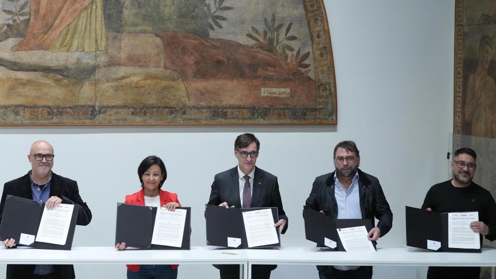 Firma del acuerdo educativo con UGT y CCOO entre el presidente de la Generalitat, Salvador Illa; Belén López (CCOO); Camil Ros (UGT); y los secretarios generales Eduardo Núñez (CCOO) y José Luis Fernández (UGT)