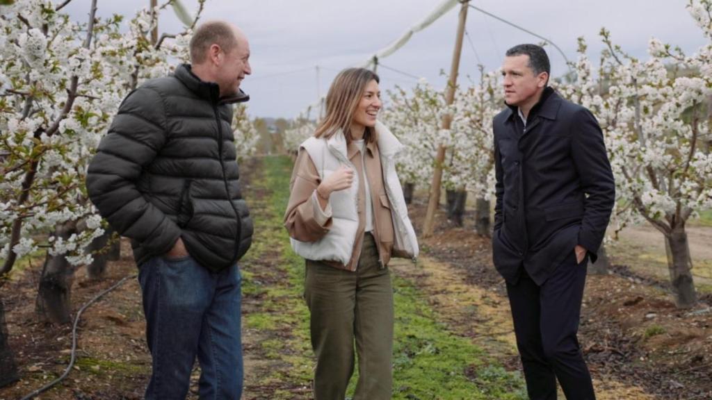 El conseller d'Agricultura, Ramaderia, Pesca i Alimentació de la Generalitat, Òscar Ordeig, amb agricultors