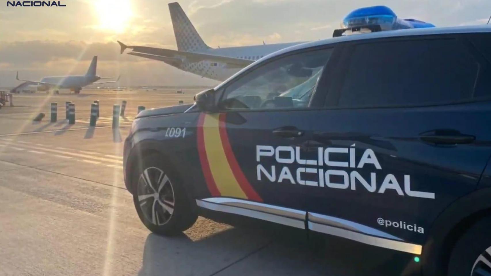 Un coche de la Policía Nacional en las pistas del aeropuerto de Barcelona - El Prat