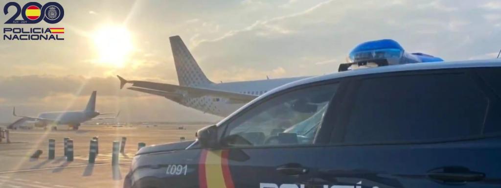 Un cotxe de la Policia Nacional a les pistes de l'aeroport de Barcelona - El Prat
