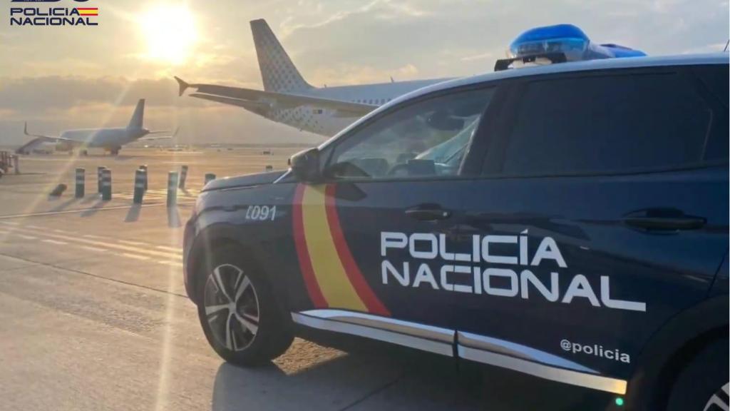 Un cotxe de la Policia Nacional a les pistes de l'aeroport de Barcelona - El Prat