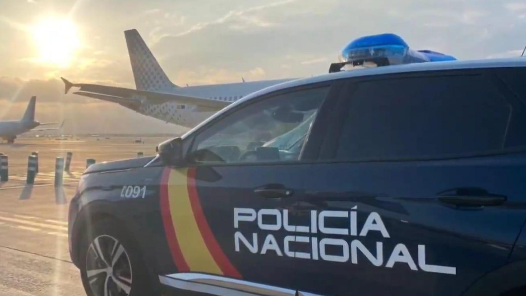Un coche de la Policía Nacional en las pistas del aeropuerto de Barcelona - El Prat