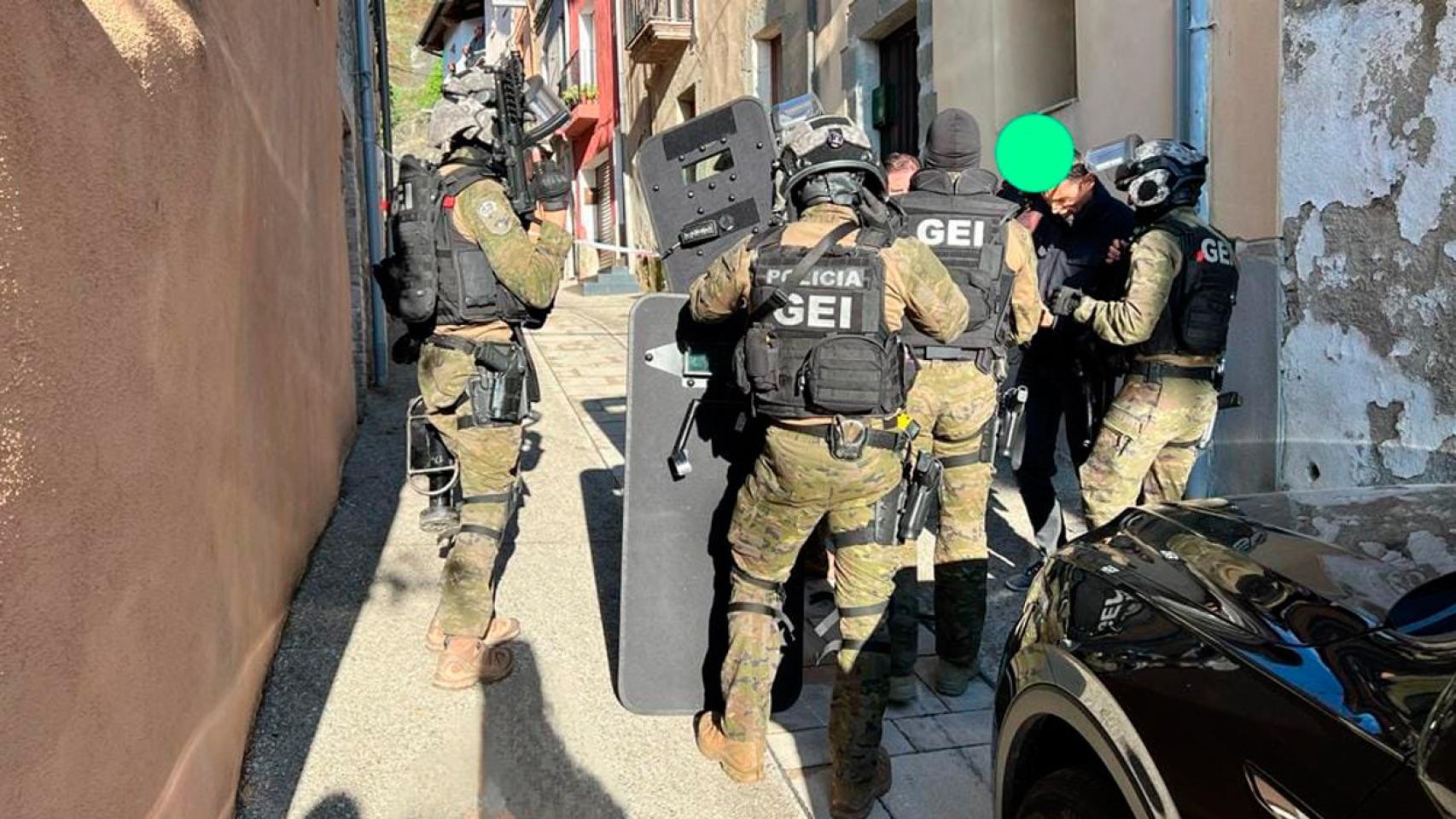 Intervención de los GEI de Mossos en Sant Hipòlit de Voltregà
