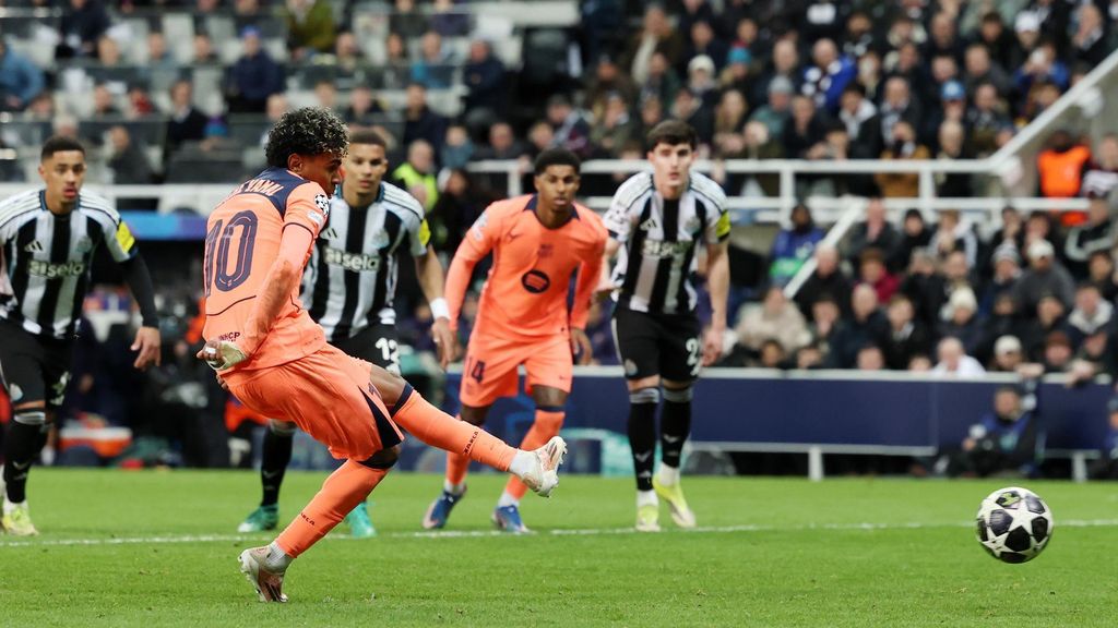 Lamine Yamal, de penalti, marca el gol del empate del Barça en Newcastle