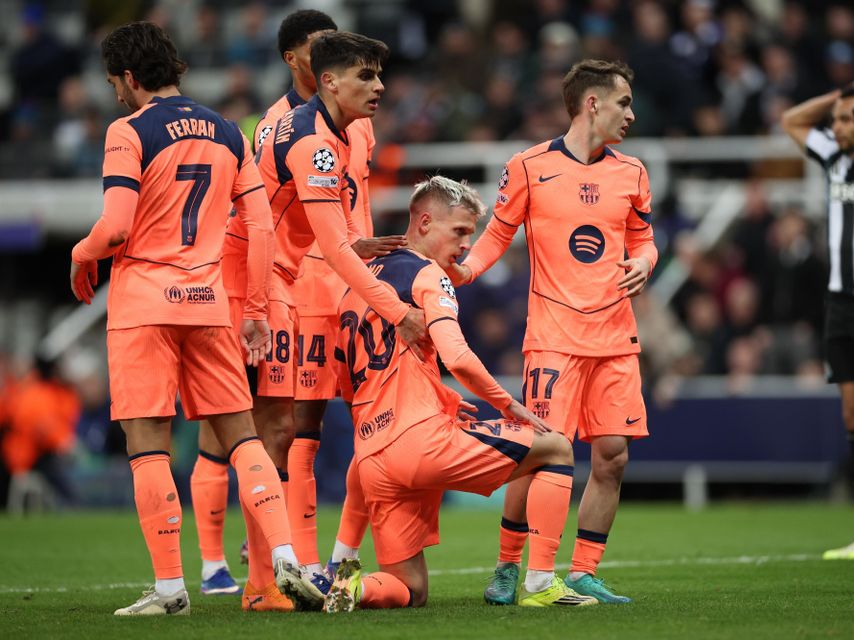 Dani Olmo s'aixeca després de forçar el penal de l'empat al Newcastle-Barça