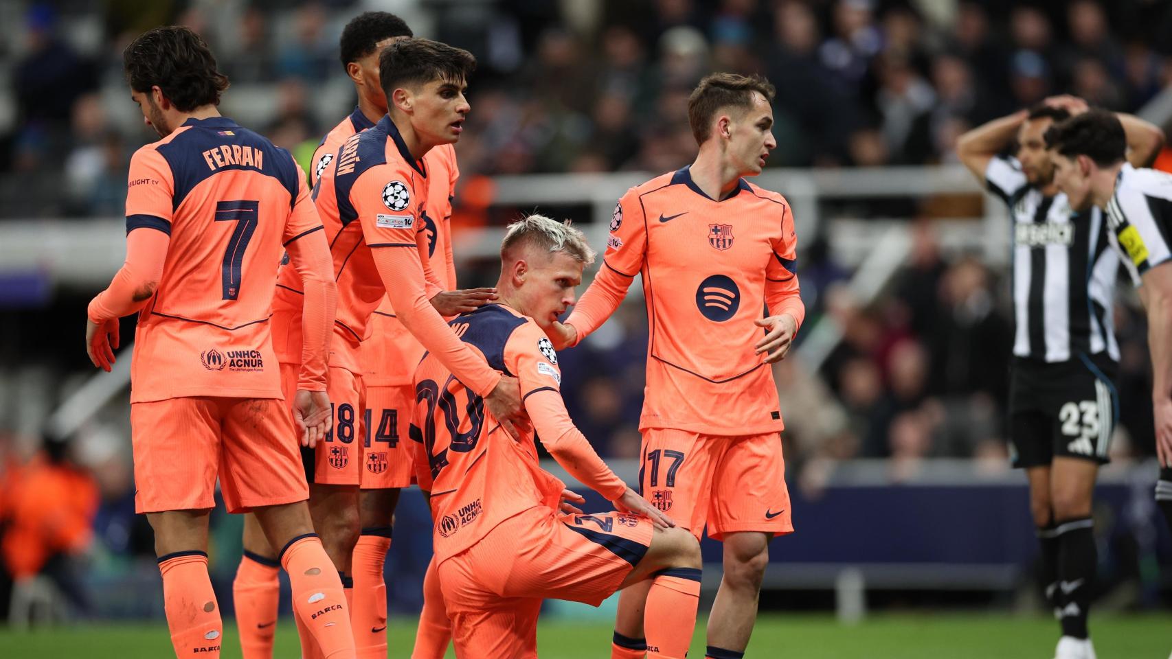 Dani Olmo se levanta después de forzar el penalti del empate en el Newcastle-Barça