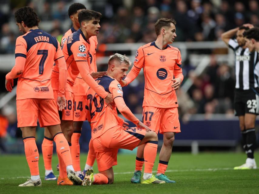 Dani Olmo se levanta después de forzar el penalti del empate en el Newcastle-Barça