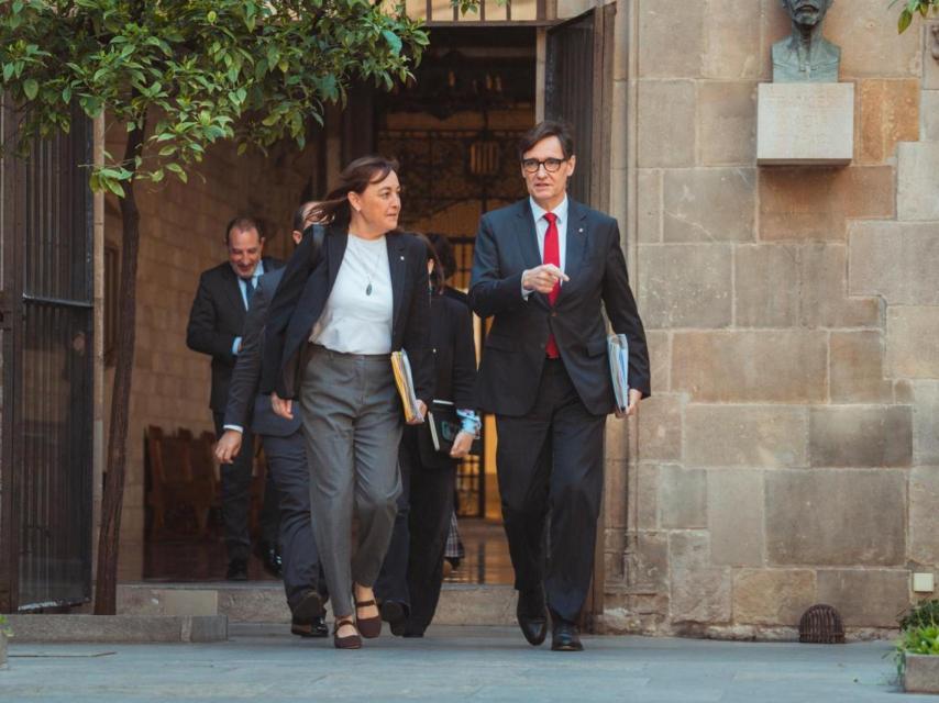La 'consellera' i portaveu del Govern, Sílvia Paneque, i el 'president', Salvador Illa, al Palau de la Generalitat el 10 de març de 2026