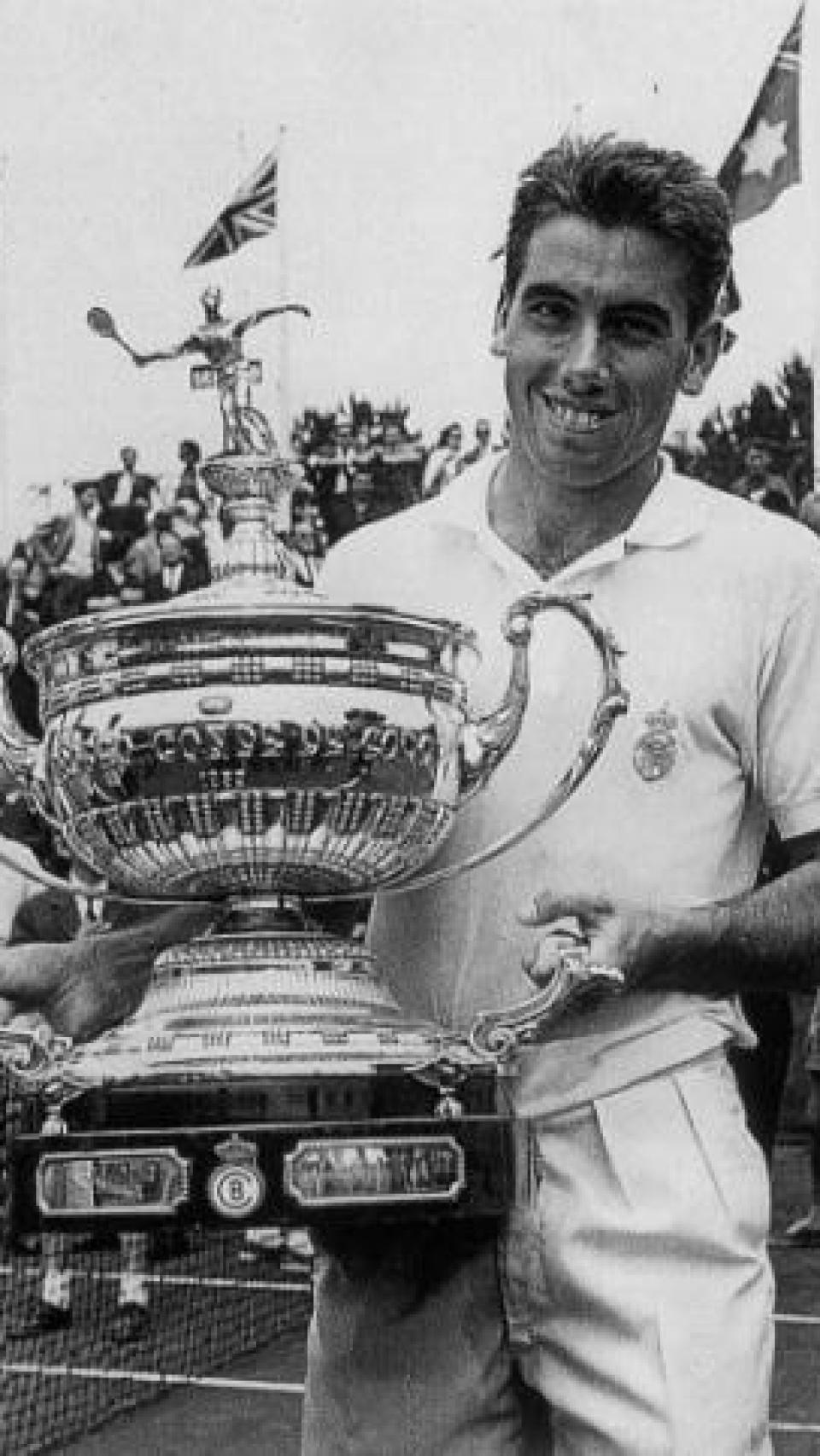 Manolo Santana, amb el seu trofeu de campió el 1970