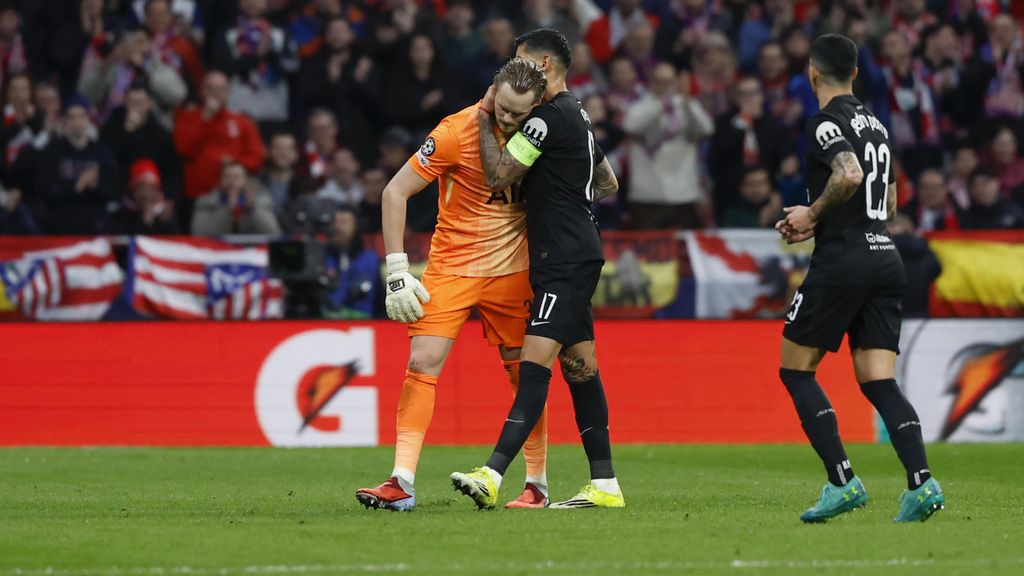 El porter Antonín Kinský, substituït al minut 17 de l'Atlètic de Madrid-Tottenham