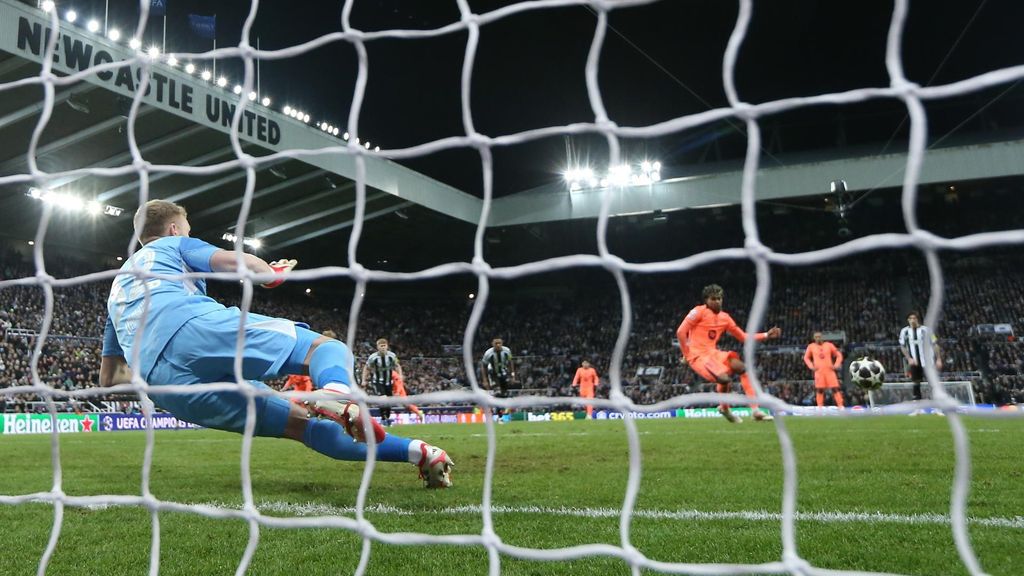Lamine Yamal marca de penal a Newcastle