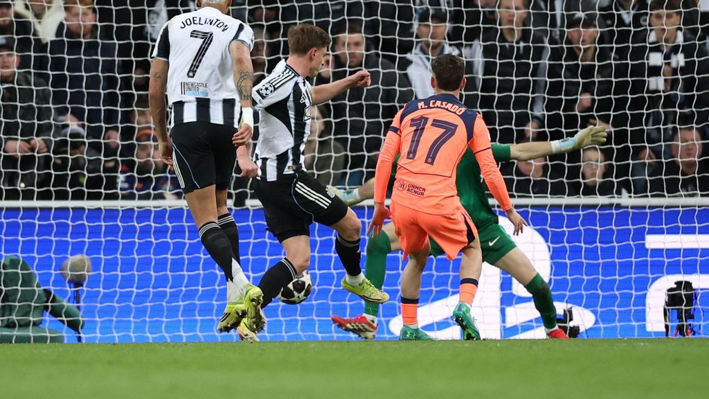 Harvey Barnes marca el gol del Newcastle contra el Barça