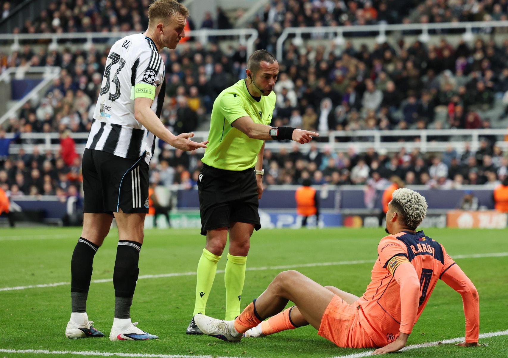 L'àrbitre ordena a Ronald Araujo que surti del camp en el Newcastle-Barça
